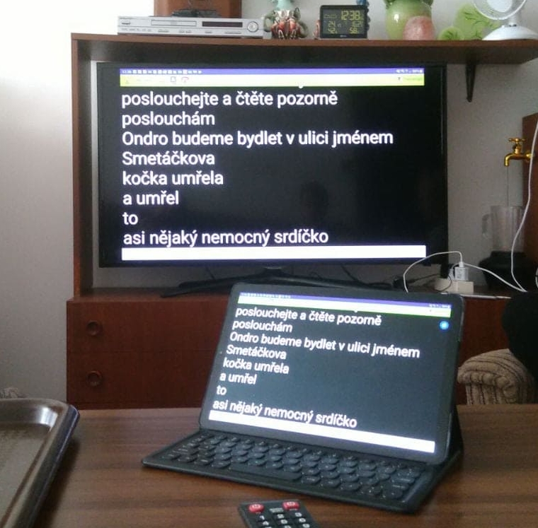 při návštěvě je tablet na stole a obrazovka tabletu se přenáší na televizor